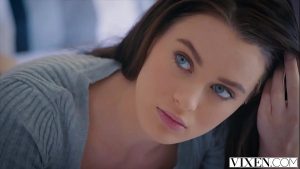 Image Lana Rhoades olhando para uma pica grande com seus belos olhos azuis